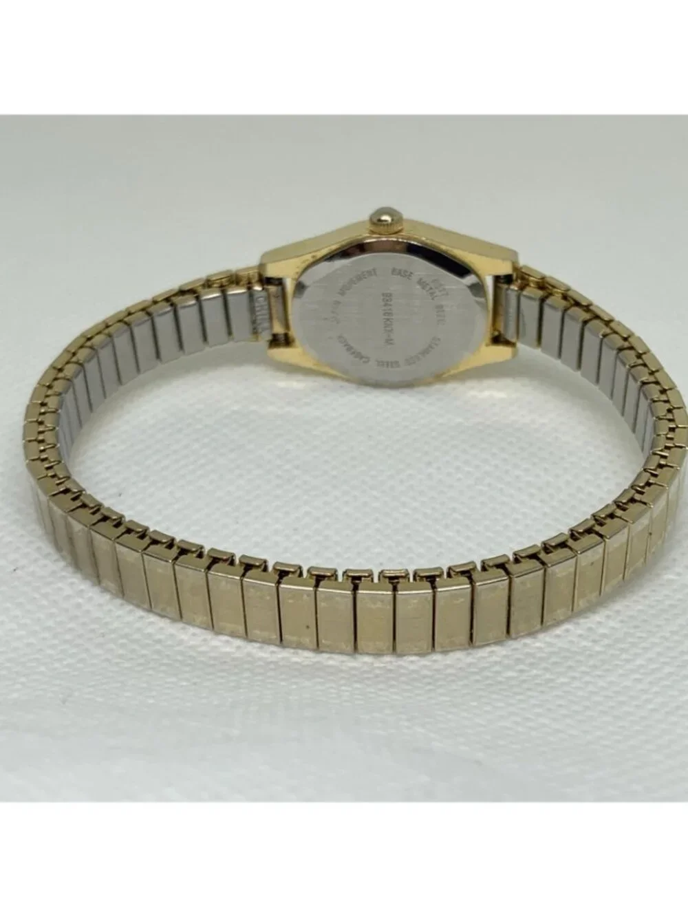 Vintage women’s gold tone watch 19mm oval quartz stretch band size 7” running